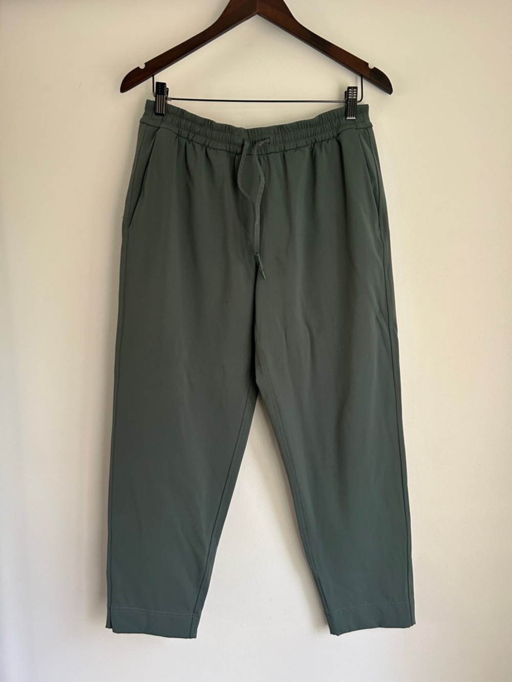 Lululemon Green Tapered Leg Mid Rise Pant 7/8 Luxtreme Rare Size Medium